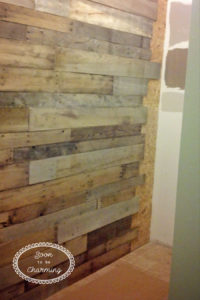 Making a pallet wall in the mudroom