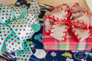 Step by step how to make an easy Christmas bow!